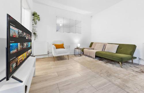 Richmond-upon-Thames Apartment | Powder Mill Retreat - 2br Modern Flat For 4