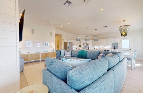 Safe Harbor House | PP627 Private Heated Pool, Golf Cart Included, Parking for 6