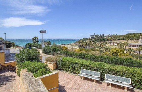 Le Castella Apartment | Practical vacation apartment just a few steps from the beach, in the heart of Le Castella.