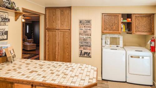 Rapid City House | Prairie Creek Cabin w/Hot tub