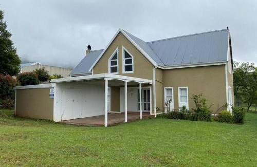 Katberg Apartment | Precious, Peaceful 3bedroom, 6 sleeper family home!