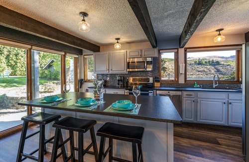 Manson House | Premier home, Waterfront, Views, Hot Tub, Dogs OK