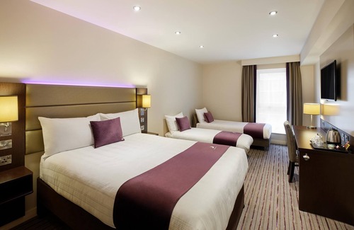 Epsom Hotel | Premier Inn Epsom Town Centre