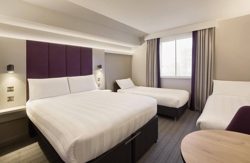 Southgate Hotel | Premier Inn Gatwick Crawley - Goff's Park