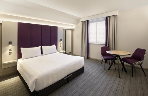 Southgate Hotel | Premier Inn Gatwick Crawley - Goff's Park