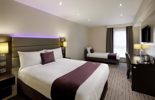 Havering Hotel | Premier Inn London Romford West