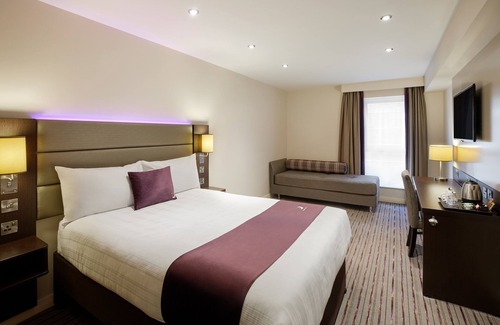 Royal Borough of Kingston upon Thames Hotel | Premier Inn London Tolworth