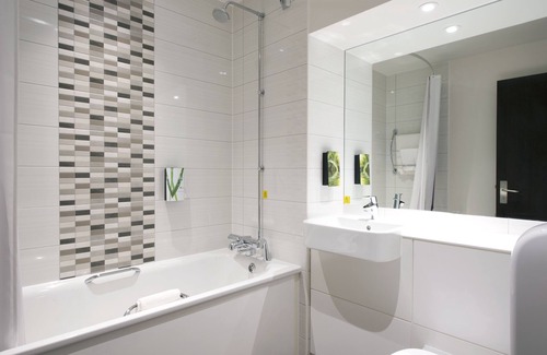 Royal Borough of Kingston upon Thames Hotel | Premier Inn London Tolworth