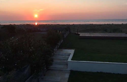 New Romney House | Premier spacious house. Sleeps 10. Direct Access to beach. Superb sea views.