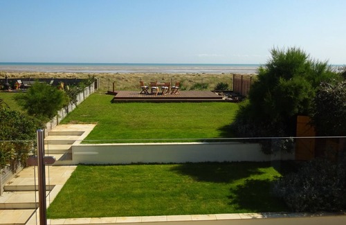 New Romney House | Premier spacious house. Sleeps 10. Direct Access to beach. Superb sea views.