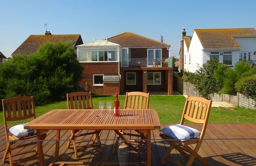New Romney House | Premier spacious house. Sleeps 10. Direct Access to beach. Superb sea views.