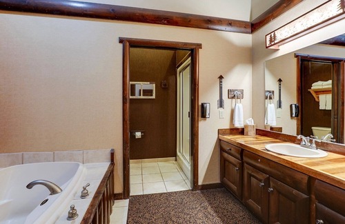 Columbia Hotel | Premier Suite w/Whirlpool and Fireplace! Stoney Creek Columbia, Pool