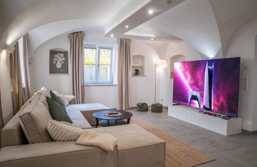 Landshut Apartment | Premium Apartment Landshut Altstadt 100" TV Gaming Tiefgarage