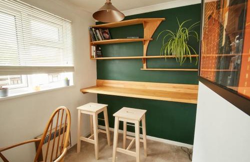 Stroud Apartment | Premium Central Stroud Apartment with Parking x2