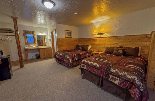 Dubois Cabin | Premium Double Queen w/Riverfront Access, Hot tub & Picturesque Mountain Views