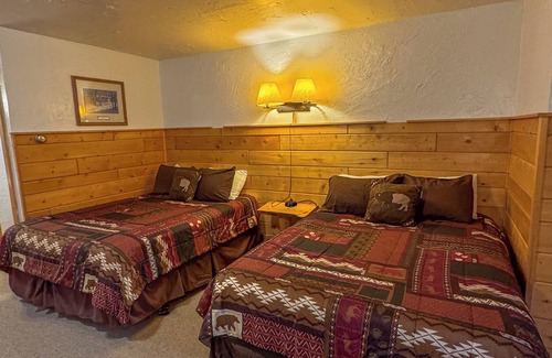 Dubois Cabin | Premium Double Queen w/Riverfront Access, Hot tub & Picturesque Mountain Views