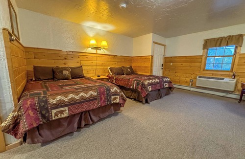 Dubois Cabin | Premium Double Queen w/Riverfront Access, Hot tub & Picturesque Mountain Views