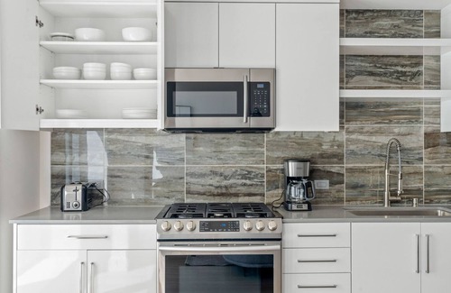 Downtown Oakland Apartment | Premium Oakland 1BR w/Pool, Gym & W/D, nr BART, by Blueground