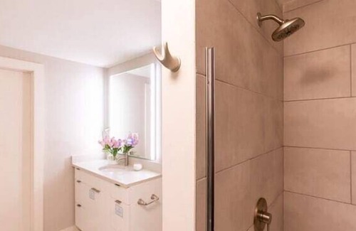 Downtown Jackson Apartment | Premium Studio Summar