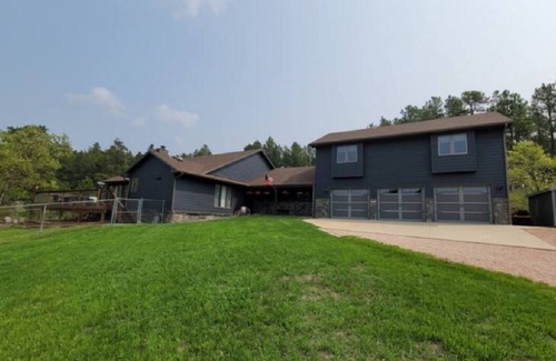 Keystone Cabin | Premium Views of Mount Rushmore! Lodge in Keystone, sleeps 14 with HOT TUB