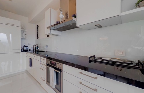 Parzanica Apartment | Prestige Lake Skyline