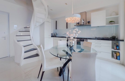 Parzanica Apartment | Prestige Lake Skyline