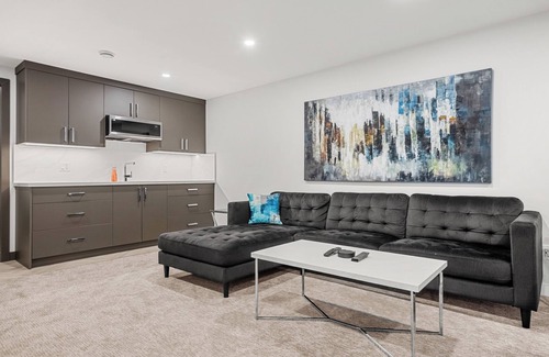 Willow Park House | Prestigious Retreat w Gym, AC, Office, 5BR, Cable