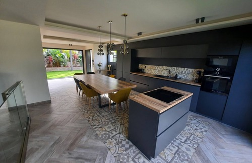 Sanary-sur-Mer Villa | Prestigious villa, close to the beach, heated swimming pool, cinema room, billiards table