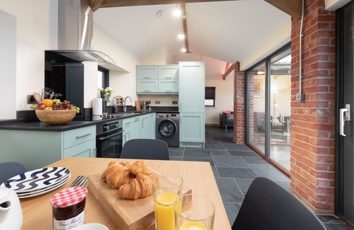 Barnstaple Cottage | Pretty, 2-bedroom barn conversion with hot tub close to North Devon beaches