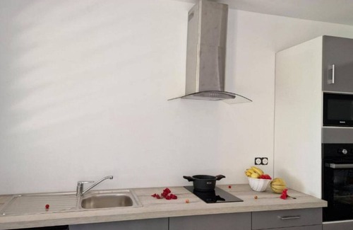 Vieux-Habitants Apartment | Pretty apartment with shared swimming pool less than 1km from the sea