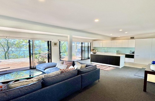 Pretty Beach House | 'Pretty Beach Escape' by Accom Holidays