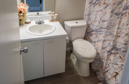 Fort Worth Apartment | ๐ธ Pretty in Pink: Cozy safe haven with a Splash of Pink Magic! ๐ โจ