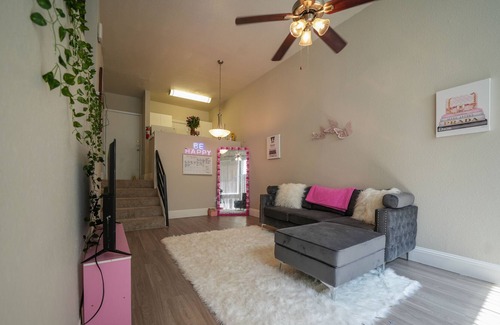 Fort Worth Apartment | ๐ธ Pretty in Pink: Cozy safe haven with a Splash of Pink Magic! ๐ โจ