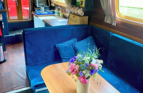 Elthorne Boat Rental | Pretty Narrowboat moored in Private Garden, (sleeps 4), Hanwell, West London.