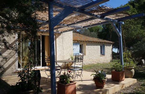 Marseillan House | Pretty rustic farmhouse on the edge of the pond of Thau