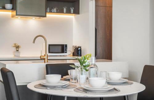Melbourne Central Business District Apartment | Prime 2BR Apt Panoramic City Views, Pool & Gym