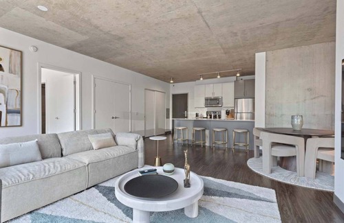 Downtown Chicago Apartment | Prime 2BR Retreat: Urban Vibes + Views Await