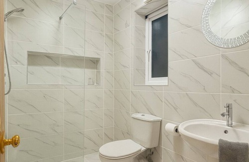 Reading House | Prime 4BR Reading House & Free Parking