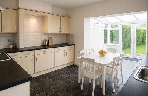 Reading House | Prime 4BR Reading House & Free Parking