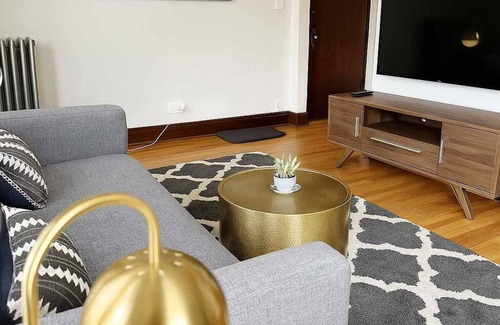Old Irving Park Apartment | Prime City Stay in a 1BR Apt