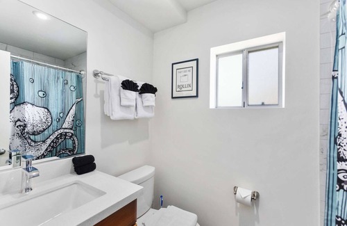 Roosevelt Condo | Prime DTPH Location w Pool and Parking