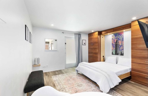 Roosevelt Condo | Prime DTPH Location w Pool and Parking