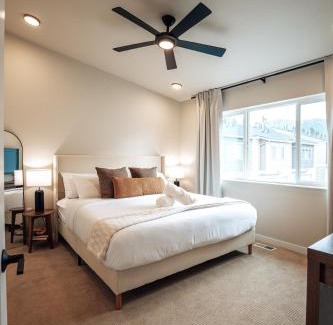 Eagle River Apartment | Prime Eagle River Stay - Walkable Location