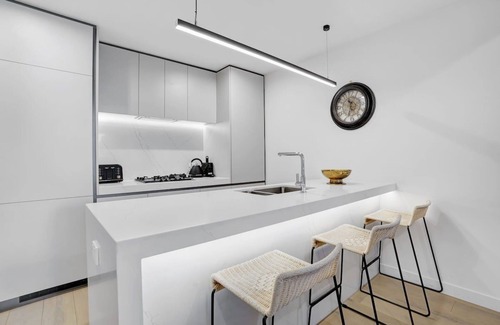 Hawthorn Apartment | Prime Hawthorn 2BR Apt with parking, pool and gym