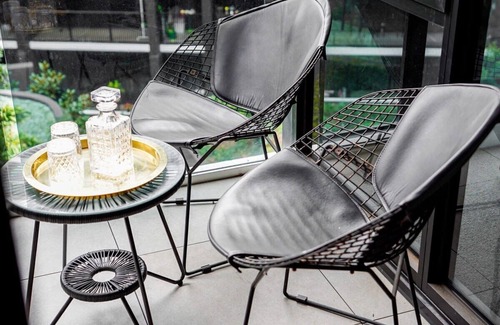 Hawthorn Apartment | Prime Hawthorn 2BR Apt with parking, pool and gym