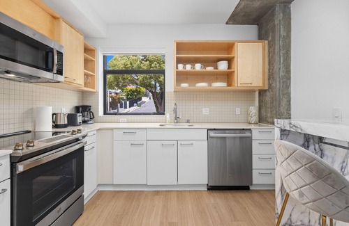 Beverly Hills House | Prime Hollywood Location - Pool Access + Gym