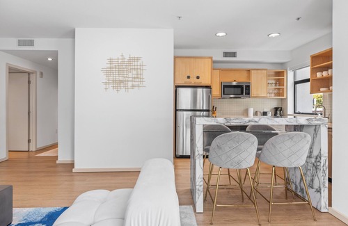 Beverly Hills House | Prime Hollywood Location - Pool Access + Gym