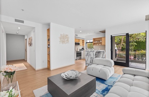 Beverly Hills House | Prime Hollywood Location - Pool Access + Gym