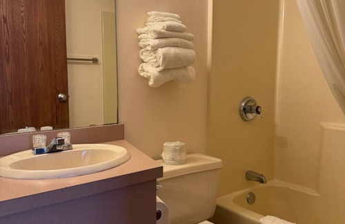 Nisswa Bed & Breakfast | Prime Location 1 King & 1 Queen!