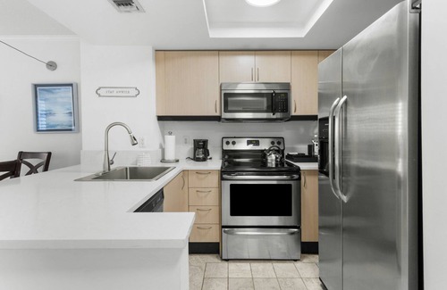 Coconut Grove Hotel | Prime Location! 2 Units with Full Kitchen! Onsite Pool, Jacuzzi, Valet Parking!